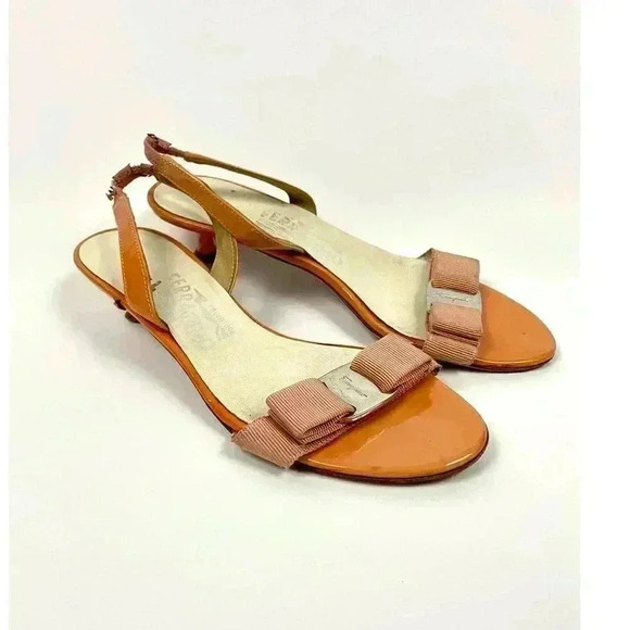 VTG Salvatore Ferragamo Leather Sandals Sz 6 Made in Italy Metal Bow Accent - Picture 1 of 7